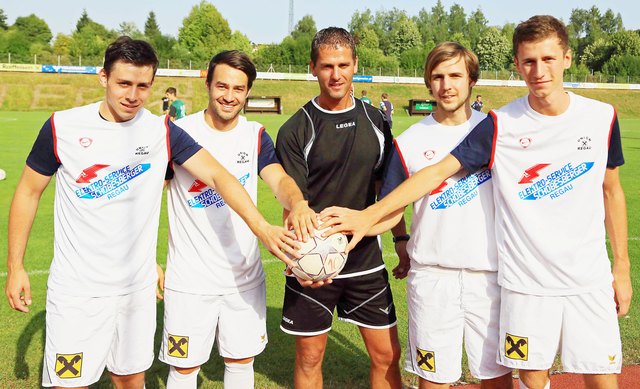 Trainer Norbert Hutterer (Mitte) mit den Regauer Neuen Mario Köppl, Florian Preisinger, Patrick Hamader, Oliver Kirchmair (v.l.).