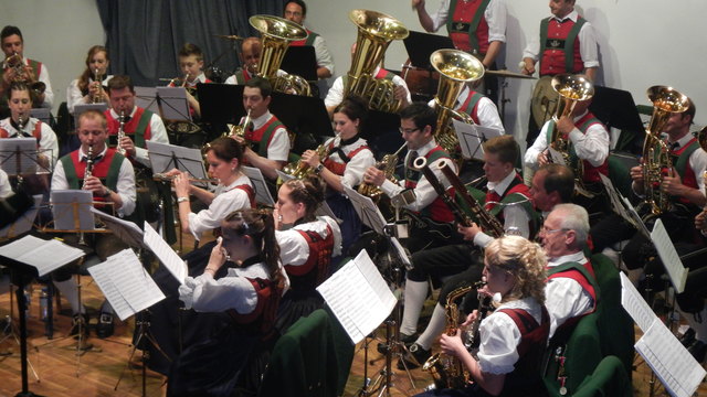 Die Musikkappelle spielt aus ihrem breiten Programm Märsche, Polkas und Moderne Stücke.