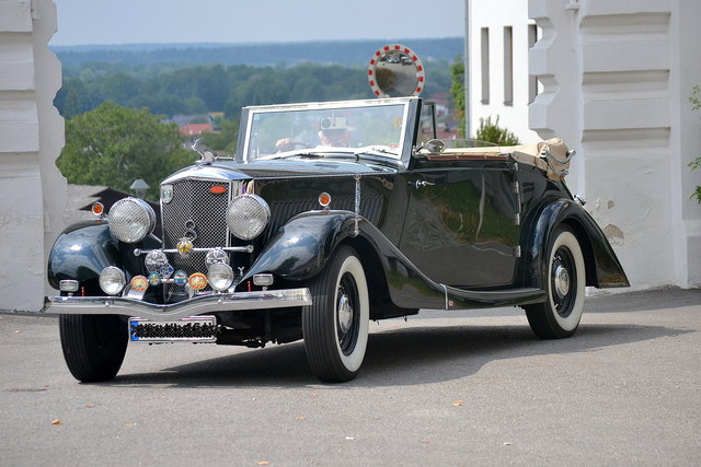 10. August. Ein besonders schöner Oldtimer bei der Ankunft am Schlossgelände Ranshofen: 1936 in England gebaut, 125 Pferdestärken unter der Motorhaube, ein Pegasus als Kühlerfigur, 1500 kg schwer, hochglanzpoliert und weitgehend im Originalzustand, teilt der stolze Besitzer aus Bayern mit.