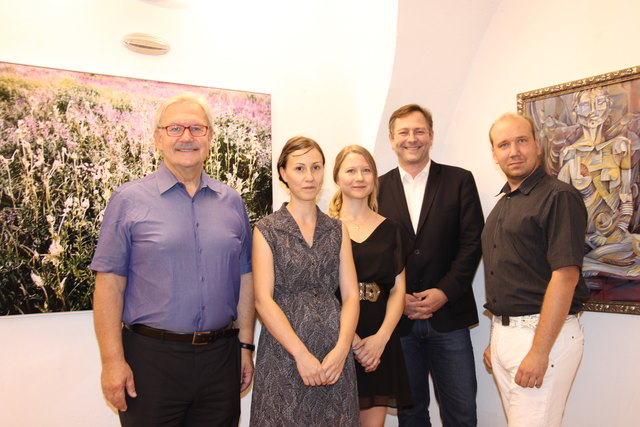Franz Majcen, Hermann Großschedl, Otmar Brandweiner mit den beiden Künstlerinnen. (vl.)