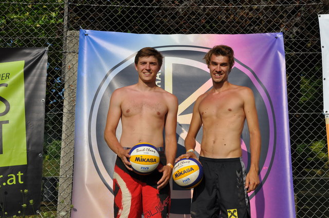 Die Sieger des Turniers, Leonhard Kalab und Valentin Geiseder, haben je einen Beachvolleyball gewonnen (v.l.).