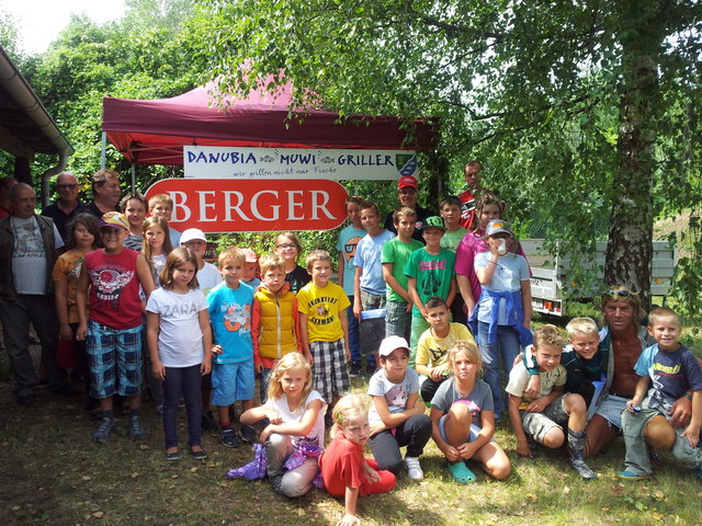 Viel Spaß und volle Bäuche: 36 Kinder waren beim Fischen und Würstelessen mit dabei.