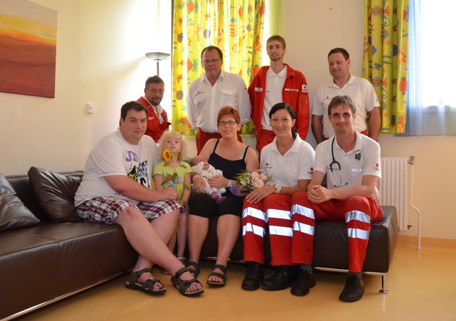 Das Rotkreuz-Team besuchte die stolze Familie bereits im Krankenhaus.