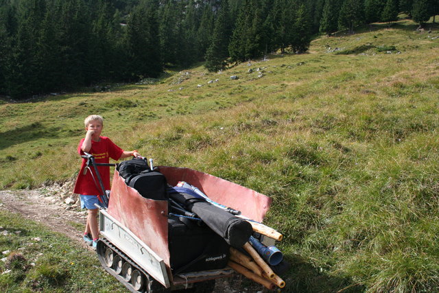 Abtransport der Musikinstrumente.