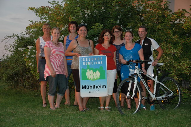 Die neue Arbeitskreisleiterin Bettina Hackl (4. von links) und ein Teil der Arbeitskreismitglieder präsentieren die Tafel „Gesunde Gemeinde Mühlheim am Inn“; von links: Ingeborg Herndlbauer, Karin Priewasser, Andrea Hatheier, Bettina Hackl, Sonja Eichelsberger, Sabine Hatheier, Nicole Henetmayr und Leopoldine Fink.