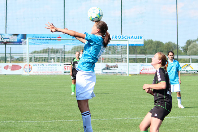 Elisabeth Fischer beim Kopfball