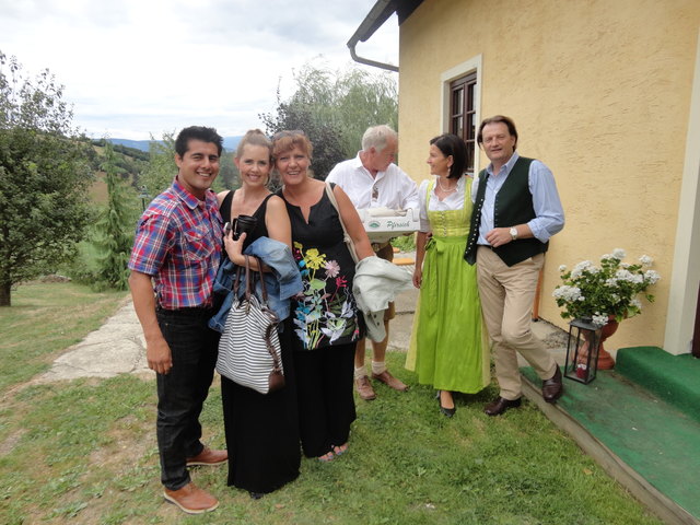 Kalifornischer Ringermeister Raphael Socoro mit Gattin Rachel, Kristine Prach, Gert Prach übergibt der Hausherrin und dem Hausherrn Franz Pirolt ein Gastgeschenk.