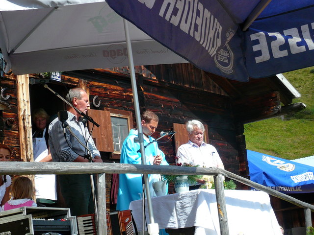Pfarrer Hans Peter Schiestl zelebrierte die hl.Messe. Links im Bild Almbauer Franz Wetscher und im Bild rechts der ehemalige Geschäftsführer des Tiroler Rinderzuchtverbandes Ernst Huber