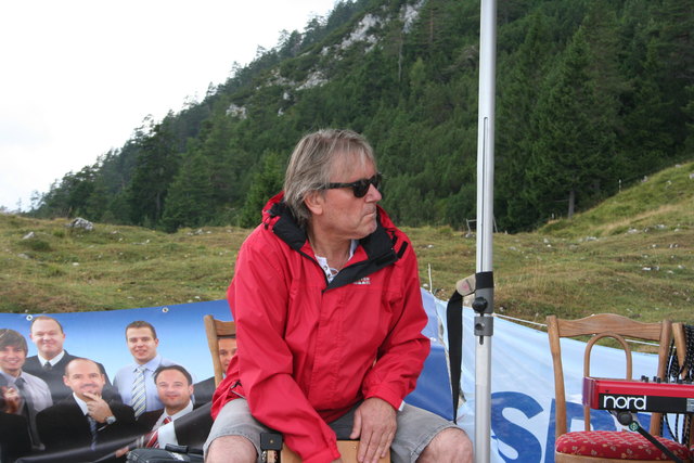 Rolf Wimmer der Drummer mit seiner Cajon