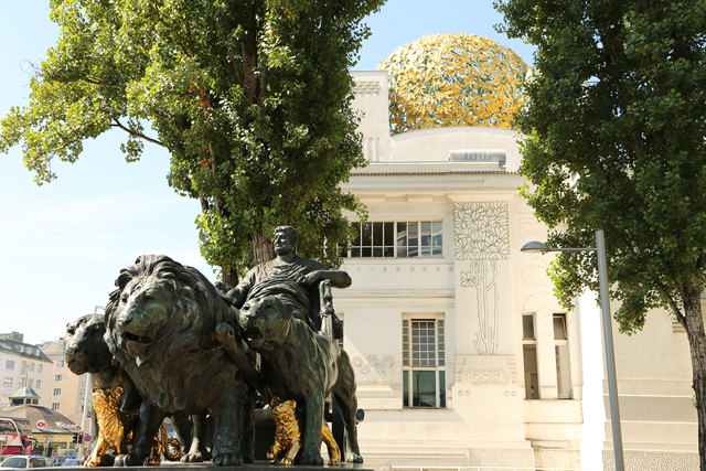 Marc Anton Denkmal bei der Secession wieder mit Goldlöwen Hernals