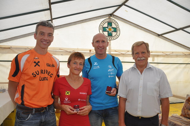 Obmann Heinz Prokesch und Bürgermeister Martin Ploderer gratulierten "Burgi" Brandstetter und Rene Vojtek.