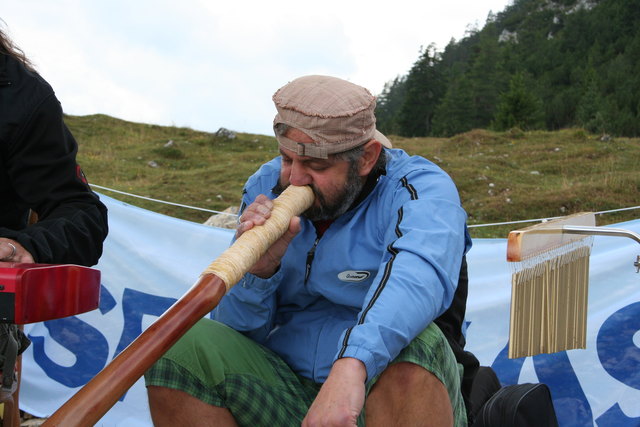 DidgeToni mit einem Didgeridoo von Adam Henwood aus Australien.