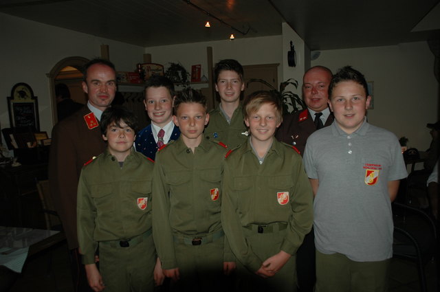 Die Mühlheimer Feuerwehrjugend mit Kommandant HBI Franz Köckerbauer (links) und Jugendbetreuer Marco Misic (rechts), beide in Uniform - von links: Maximilian Gast, Simon Hatheier, Felix Gadringer, Hermann Schießl, Harald Gradinger und Tobias Gradinger.