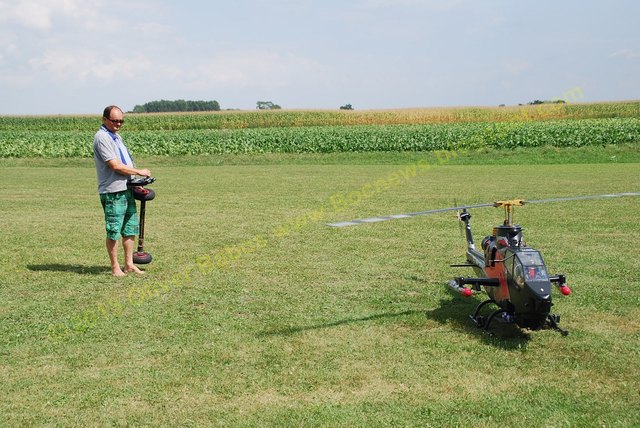 Sepp Schmirl mit seinem Red Bull Cobra Hubschrauber. | Foto: Boc-News/Oliver Babos