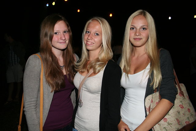 Lena, Carina und Annika genossen die angenehme Sommernacht im Haspelwald.