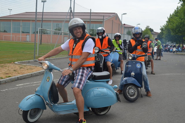 200 Vespa-Freunde rollten beim 1. Ferienlager mit ihren flotten Flitzern in Fehring an.