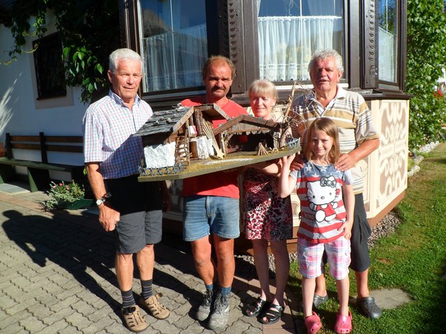 Familie Reiter mit Ehrenobmann Peter Innerhofer und Obmann Adi Tschaut vom Krippenverein Saalfelden.