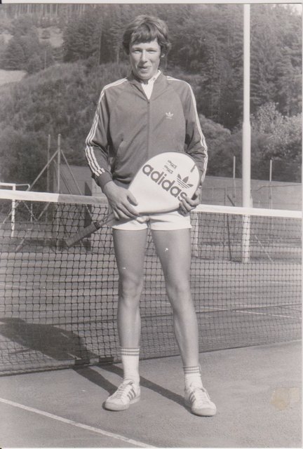 Bester Spieler von St. Stefan – Grassler Wolfgang.
Er wurde 2 x österreichischer Meister (U 16+18),
in der allg. Klasse Kärntner Meister und 2 x
Mannschaftsmeister mit Blau-Weiß Wien in der
Staatsliga. Weiters gewann Grassler Wolfgang das
Turnier in Gars am Kamp und wurde in den Davis-
Cup einberufen!