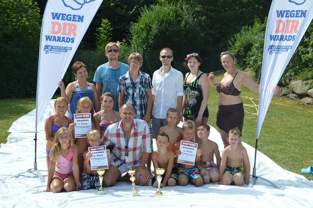 Das Organisationsteam Maximilian Weidinger (2.v.l., letzte Reihe), Bernhard Wurm (4.v.l., letzte Reihe), Silvia Huber (5.v.l., letzte Reihe) mit Gemeinderätin Gerlinde Mikschovsky (3. Reihe, ganz rechts), den GewinnerInnen Lisa Payer (2.v.l., 2. Reihe), Julian Schuster (3.v.r., 1. Reihe), Jakob Schroll (2.v.l., 1. Reihe), sowie SPÖ-Nationalratskandidat Alois Schroll (3.v.l., 1. Reihe)