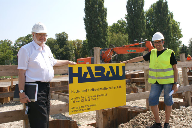 Baustadtrat Erik Mikura und Bauleiter Martin Umgeher freuen sich über die Wiederaufnahme der Bauarbeiten.