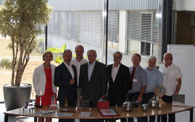 Bundesminister Rudolf Hundstorfer mit der ACC-Betriebsleitung und Betriebsräten sowie regionalen SPÖ-Vertretern.