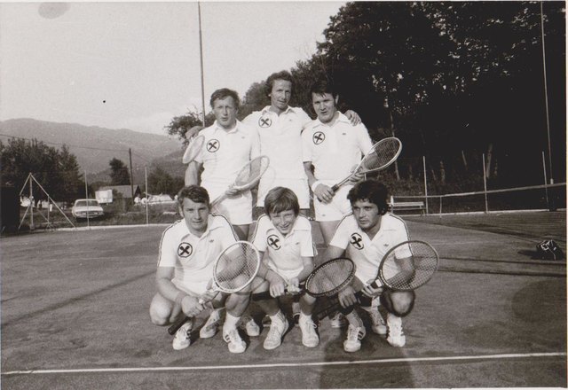 Erste Meisterschaftsmannschaft 1976:
Vorne von links: Franz Holzer, Grassler Wolfgang,
Vallant Franz; Hinten von links: Grassler Josef,
Buchleitner Josef, Holzer Ernst
