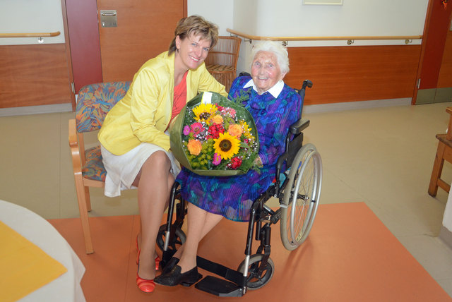 BM Christine Oppitz-Plörer graturliert Wiltrud Loacker zum 104. Geburtstag.