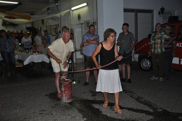 Franz Riegler mit seiner Ehefrau beim Löschversuch.