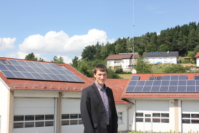 Initiator und Gemeinderat Daniel Paleczek informiert über ein überaus positives erstes Betriebsjahr der 13 gemeindeeigenen Photovoltaikanlagen.
