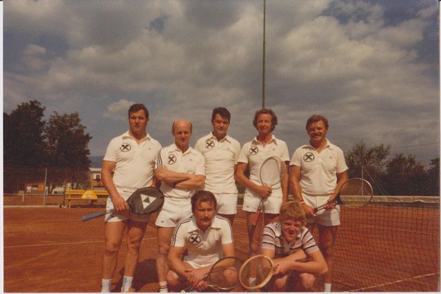 Eine Juxpartie auf den oberen Plätzen, die 2 alten Plätze (mit Ost/West Ausrichtung)
im Hintergrund.