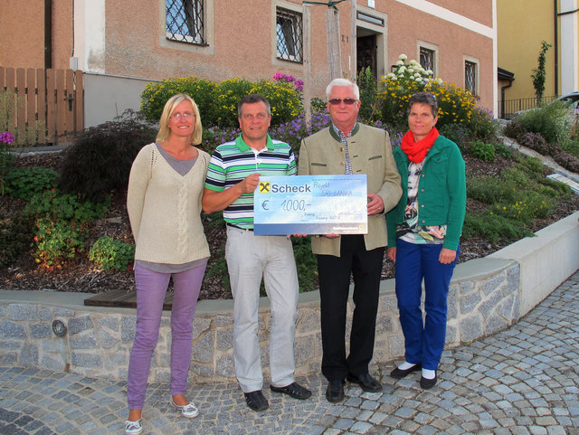 Ortsentwicklungsverein "Traberg-aktiv" mit Obfrau Angelika Neumüller, ihr Stellvertreter Gerold Atzmüller und Regina Atzmüller überreichen Herrn Karl Danzer (2. v.r.) den Scheck für das Sozialprojekt in Sri Lanka.
