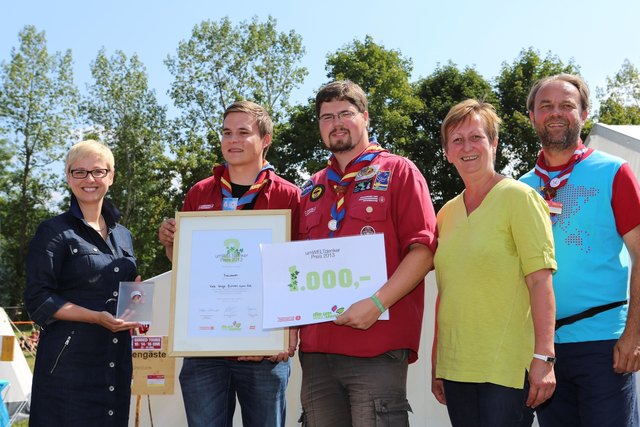 Landesrätin Doris Hummer (li.) und Ulrike Schwarz (2.v.r.) zeichnen die Pfadfindergruppe Freistadt aus.