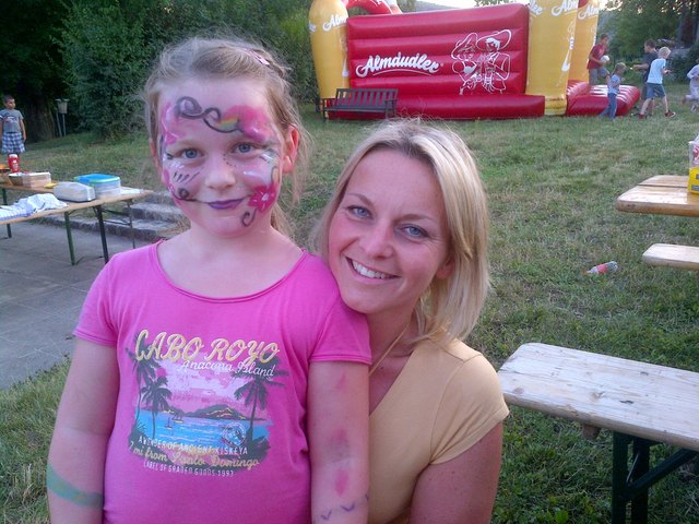 Phoebe Maxa mit ihrer Mama Monika