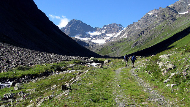 Wanderung durch das Lareintal zum Ritzenjoch und Heidelbergerhütte. Im Hintergrund sieht man das Fluchthorn.