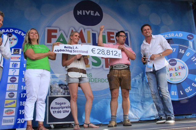 Manuela Mader (SOS Kinderdorf Regionale Fundraiserin für Tirol), Eva Teissl und Markus Kofler von Alpbachtal Seenland Tourismus mit Moderator Robert Steiner.