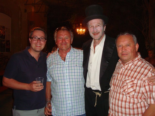 Bgm. Markus Ulram, Werner Zechmeister und KO Rudolf Strommer mit dem Regisseur und Hauptdarsteller Hubsi Kramar als einem der beiden Landstreicher