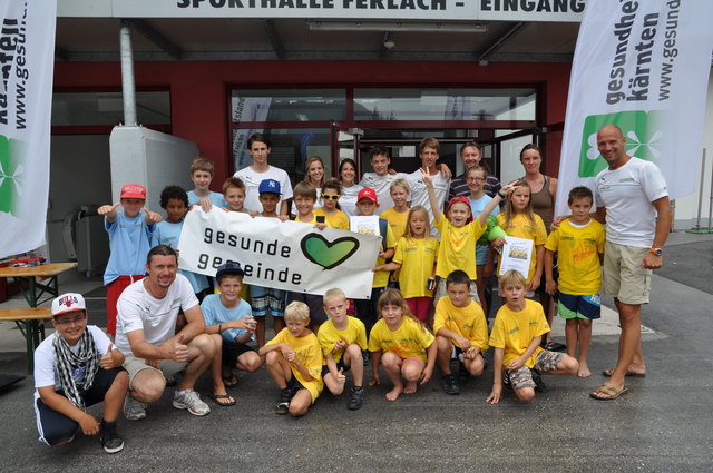Franz Wutte GF Gesundheitsland Kärnten (hinten, 3. v. re.) mit den Organisatoren, einigen Betreuern und Teilnehmern