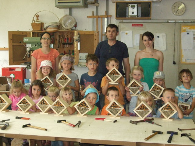 Die Kinder hatten bei den handwerklichen Arbeiten viel Spaß.