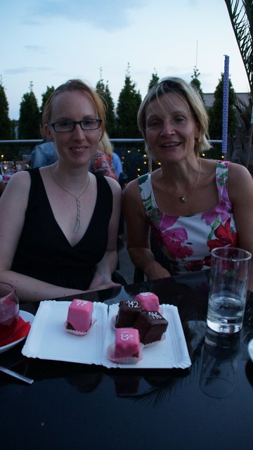 Die Mädels Birgit Schmatz und Renate Mayer haben sich bestens amüsiert.