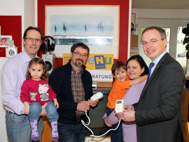 Markus Brandstetter mit Miriam, Energieberater Fritz Heigl, Susanne Ramsauer mit Elias und Stephan Pernkopf.