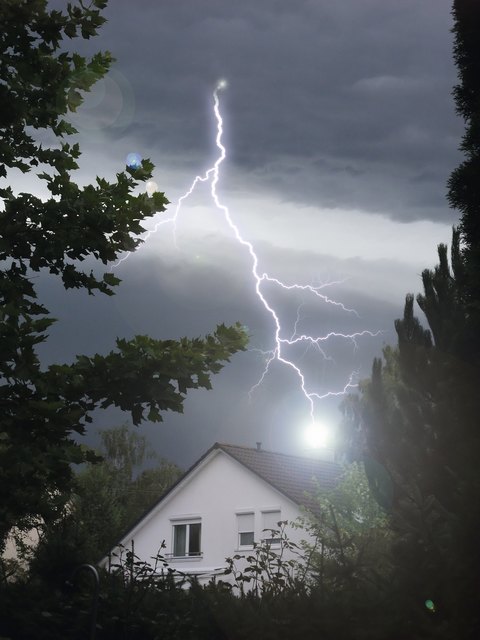 Ein Blitz wie auf unserem Symbolfoto schlug direkt neben den Wohnhäusern ein.