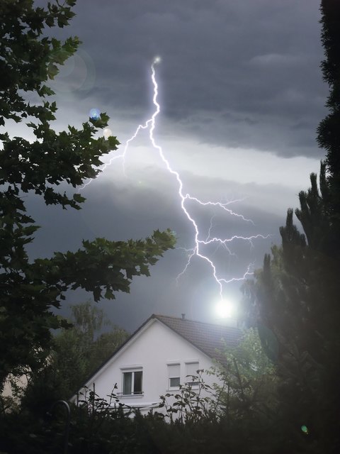 Ein Blitz wie auf unserem Symbolfoto schlug direkt neben den Wohnhäusern ein. | Foto: Archiv