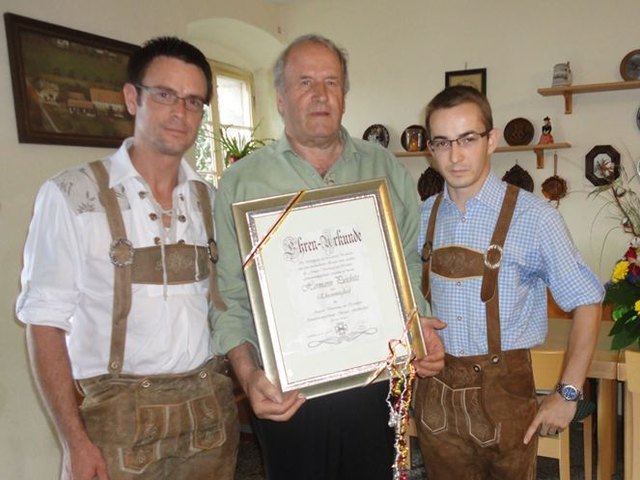Thomas Michalek, GR Hermann Puschitz mit Ehrenurkunde, Marcel Strauß