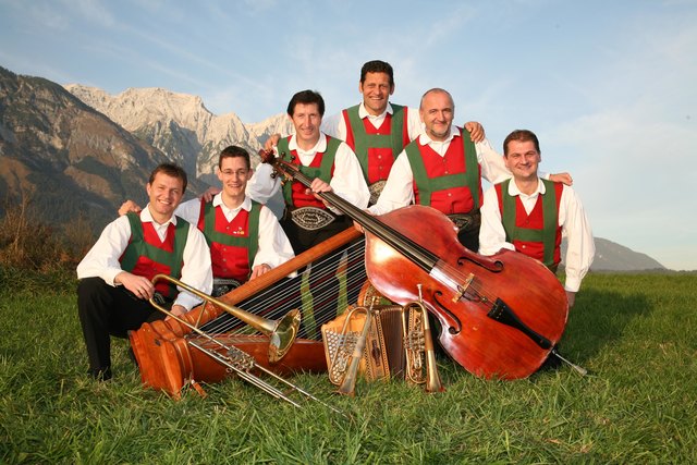 Auf der Hohllriederalm geht's rund - ein buntes Programm mit Franz Posch und seinen Innbrügglern erwartet die Besucher.