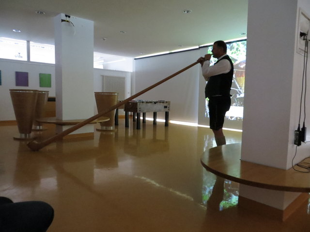 Bürgermeister Gappmayer beim Alphorn spielen bei der Eröffnung der Mykologischen Dreiländertagung