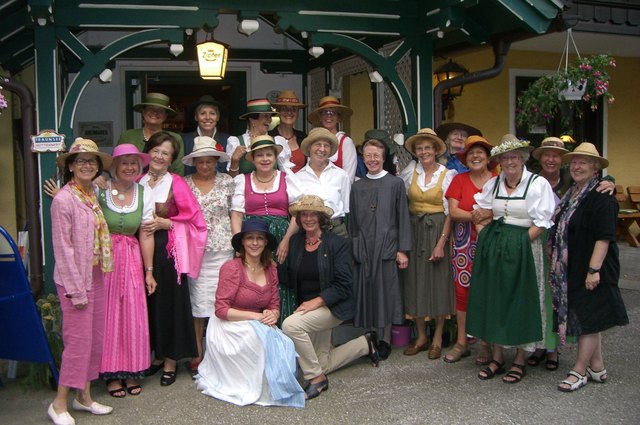 Beim Clubtreffen der Soroptimsten Bad Ischl trugen die Teilnehmerinnen Kopfbedeckungen.