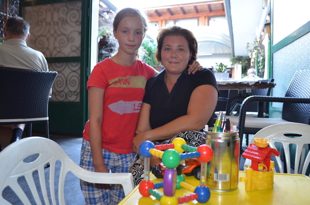 Heurigen-Chefin Karin Pflug mit ihrer Tochter Katrin vor der gemeinsam eingerichteten Kinder-Spielecke.