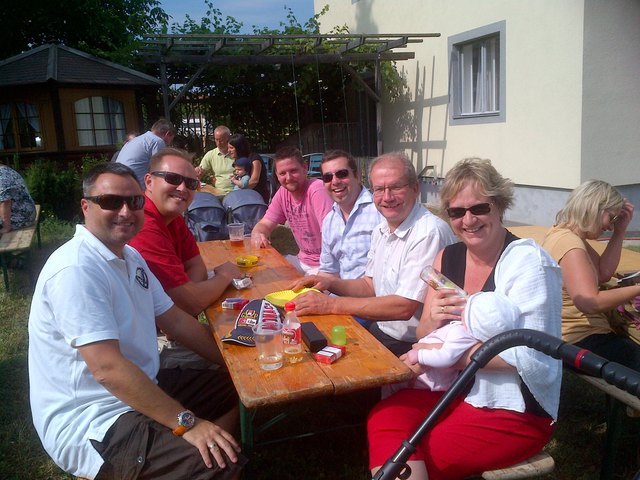 überparteiliche Unterhaltung: Bgm. Michael Cech, Stefan Strasser, Peter almesberger (SPÖ), Bernhard Haas, Vbgm. Franz Gruber, Ingrid Schreiner mit Tochter Sophie