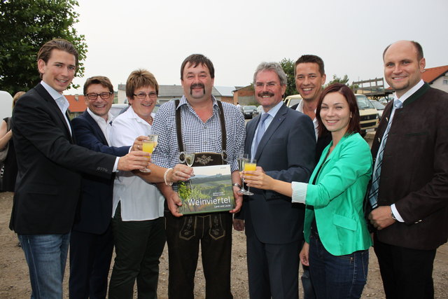 STS Sebastian Kurz, Bgm. Othmar Matzinger, Bernadette Tögl, Alois Tögl, LR Karl Wilfing, Labg. Kurt Hackl, NR Eva-Maria Himmelbauer, Bgm. Christian Frank.