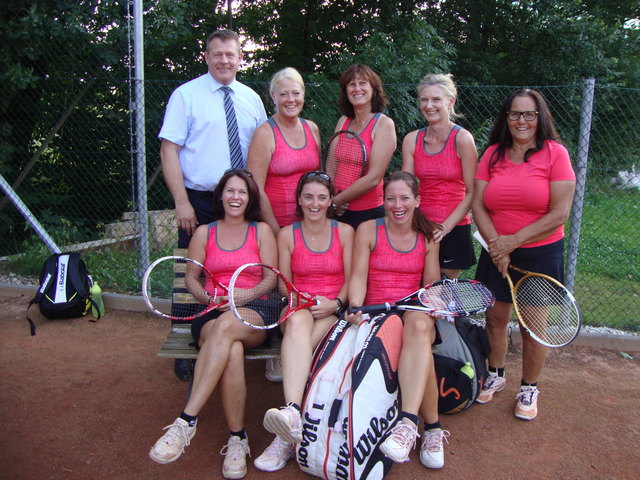 … unsere erfolgreiche Damenmannschaft mit Sponsor RA-Kanzlei Juridicom
Mag. Helmut Holzer und Mannschaftsführerin Haberle Linda!